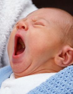 miminko zívání spánek